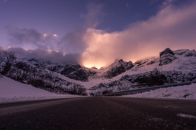 落日雪山照片